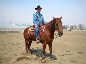 乗馬している男性の写真